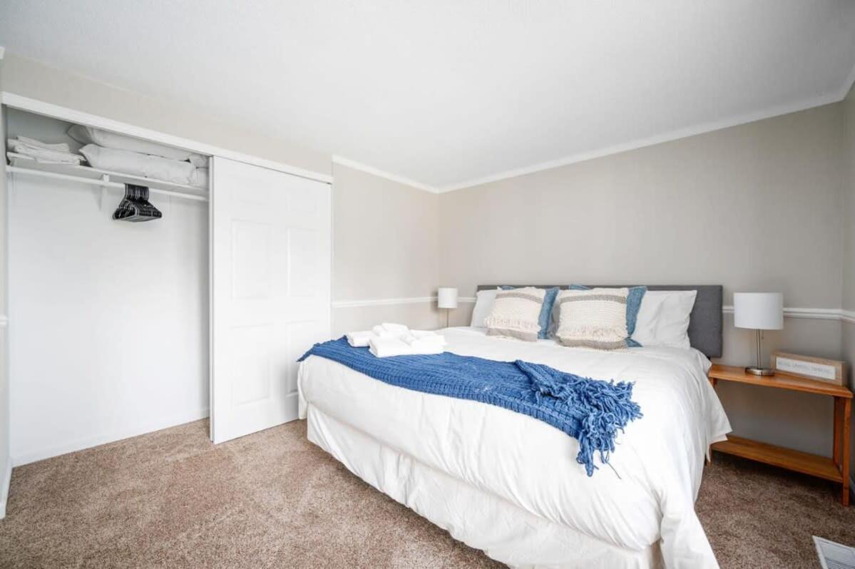 Westside Splendor- 10 Mins To Speedway- Firepit Holiday home *