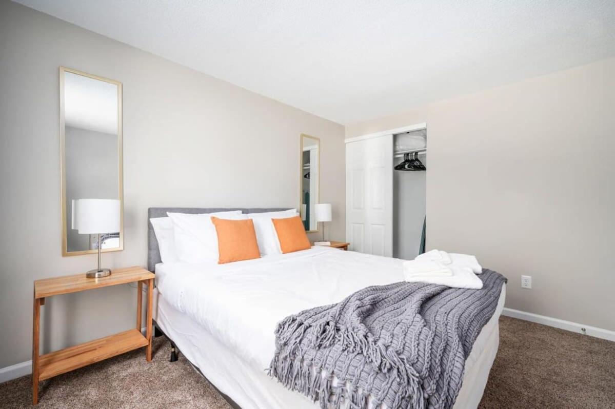 Westside Splendor- 10 Mins To Speedway- Firepit Holiday home *